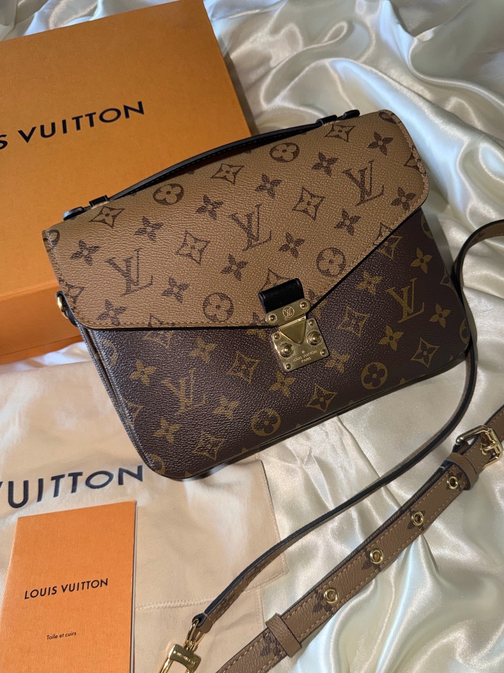 Authentic LV Pochette Métis Monogram Reverse - Picture 2 of 14